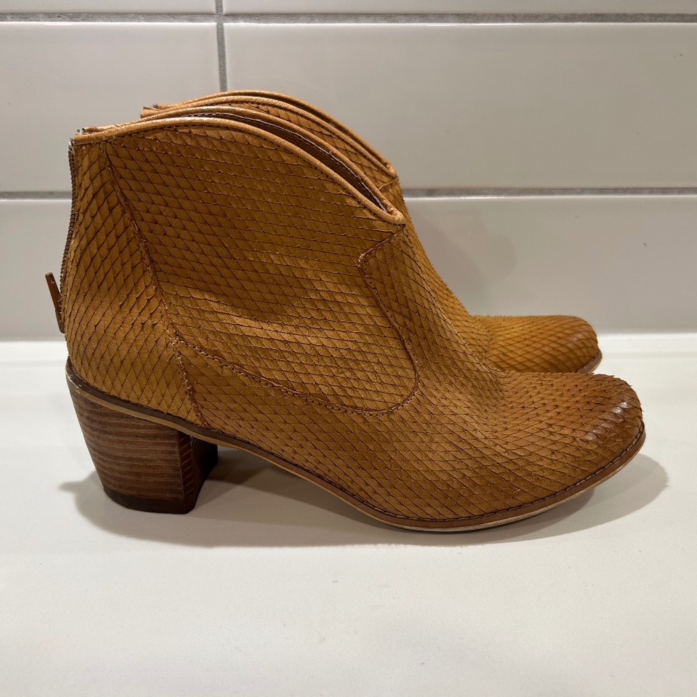 Miss Mooz tan Nomad Boots